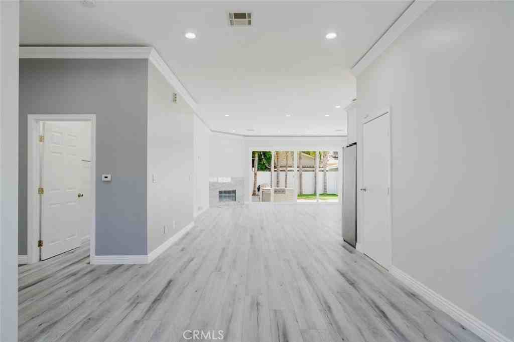 17908 Califa St - Photo 7 of 50