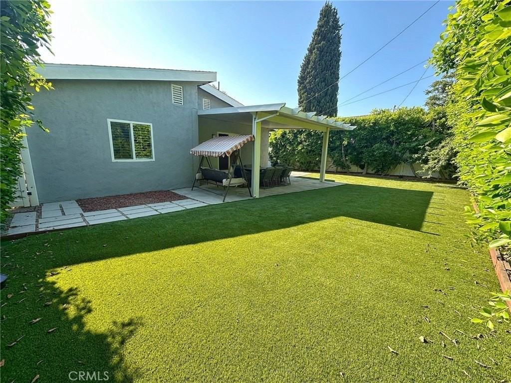 5857 Balcom Ave - Photo 3 of 27