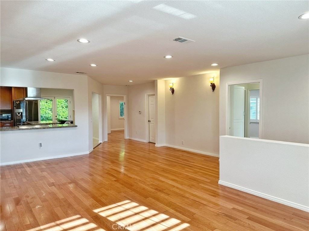 5857 Balcom Ave - Photo 5 of 27
