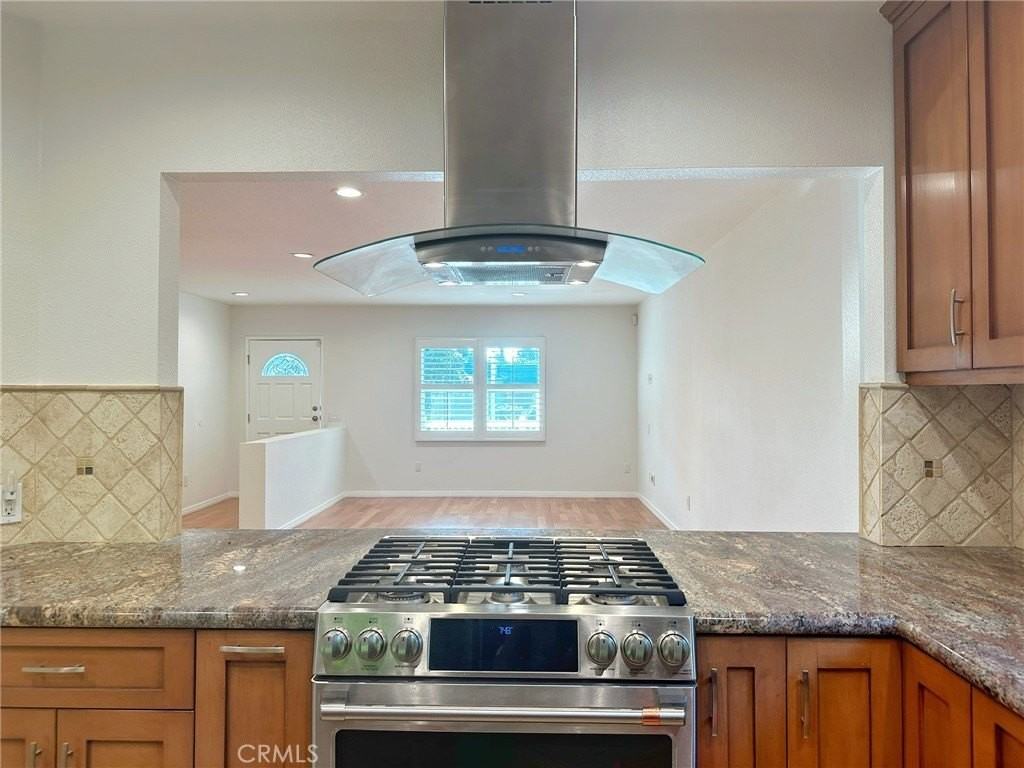 5857 Balcom Ave - Photo 7 of 27