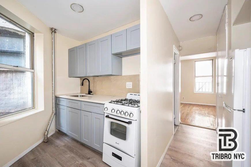 305 E 105th St - Photo 3 of 4