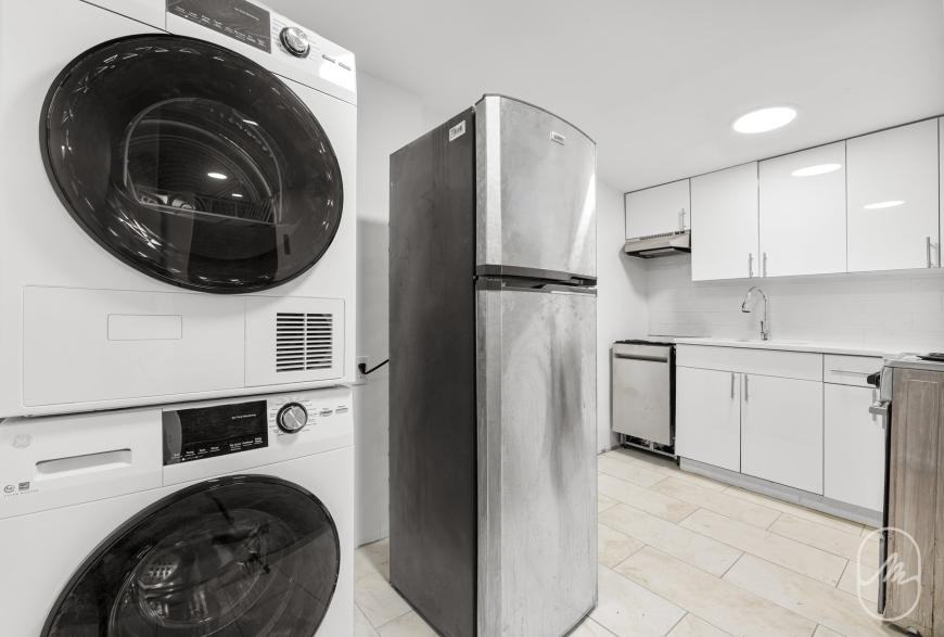 313 W 29th St - Photo 6 of 10