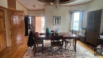 featured image of 619 E 7th St