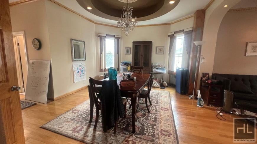 619 E 7th St - Photo 2 of 10