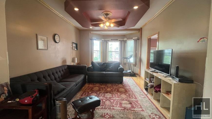 619 E 7th St - Photo 5 of 10