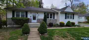 featured image of 33 N Maple Ave #1LEFT