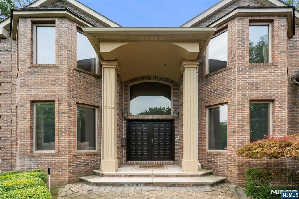 325 Cooper Pl - Photo 3 of 31