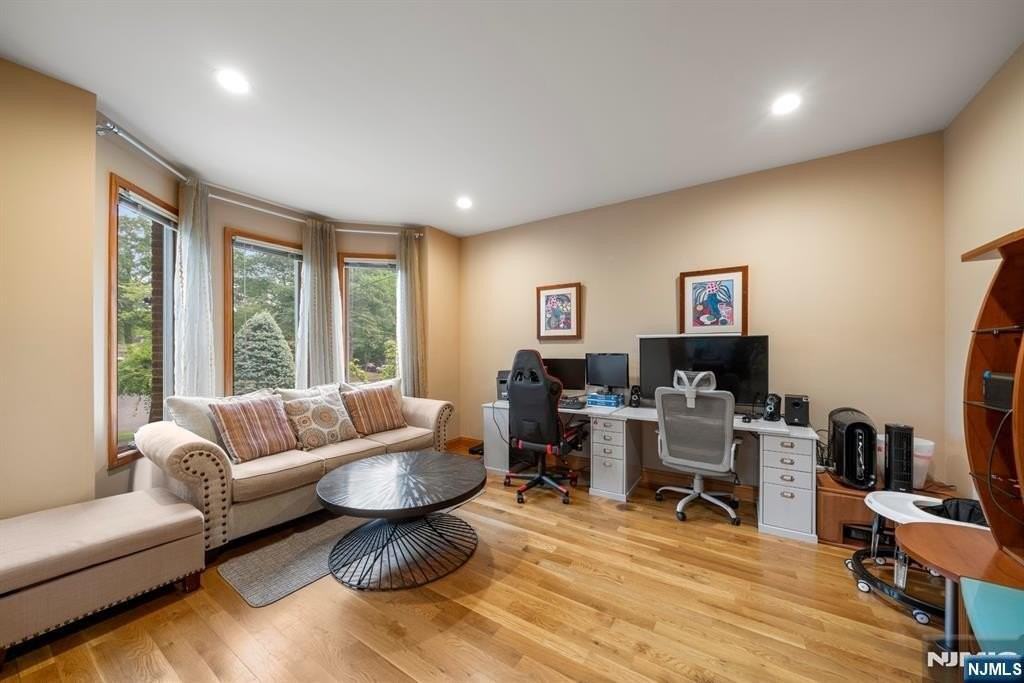 325 Cooper Pl - Photo 5 of 31