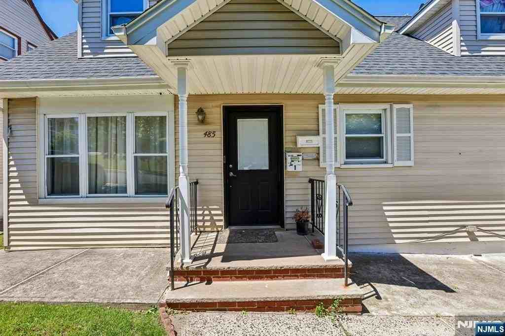 481 Macarthur Ave #1 - Photo 2 of 26