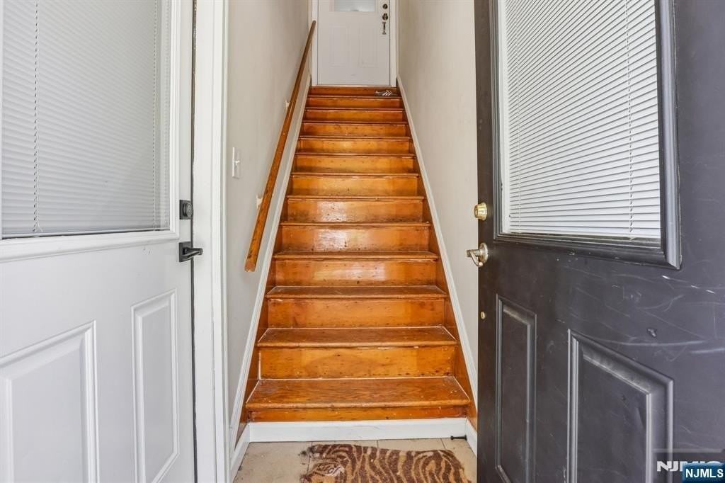 481 Macarthur Ave #1 - Photo 3 of 26
