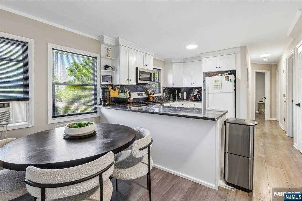 481 Macarthur Ave #1 - Photo 7 of 26