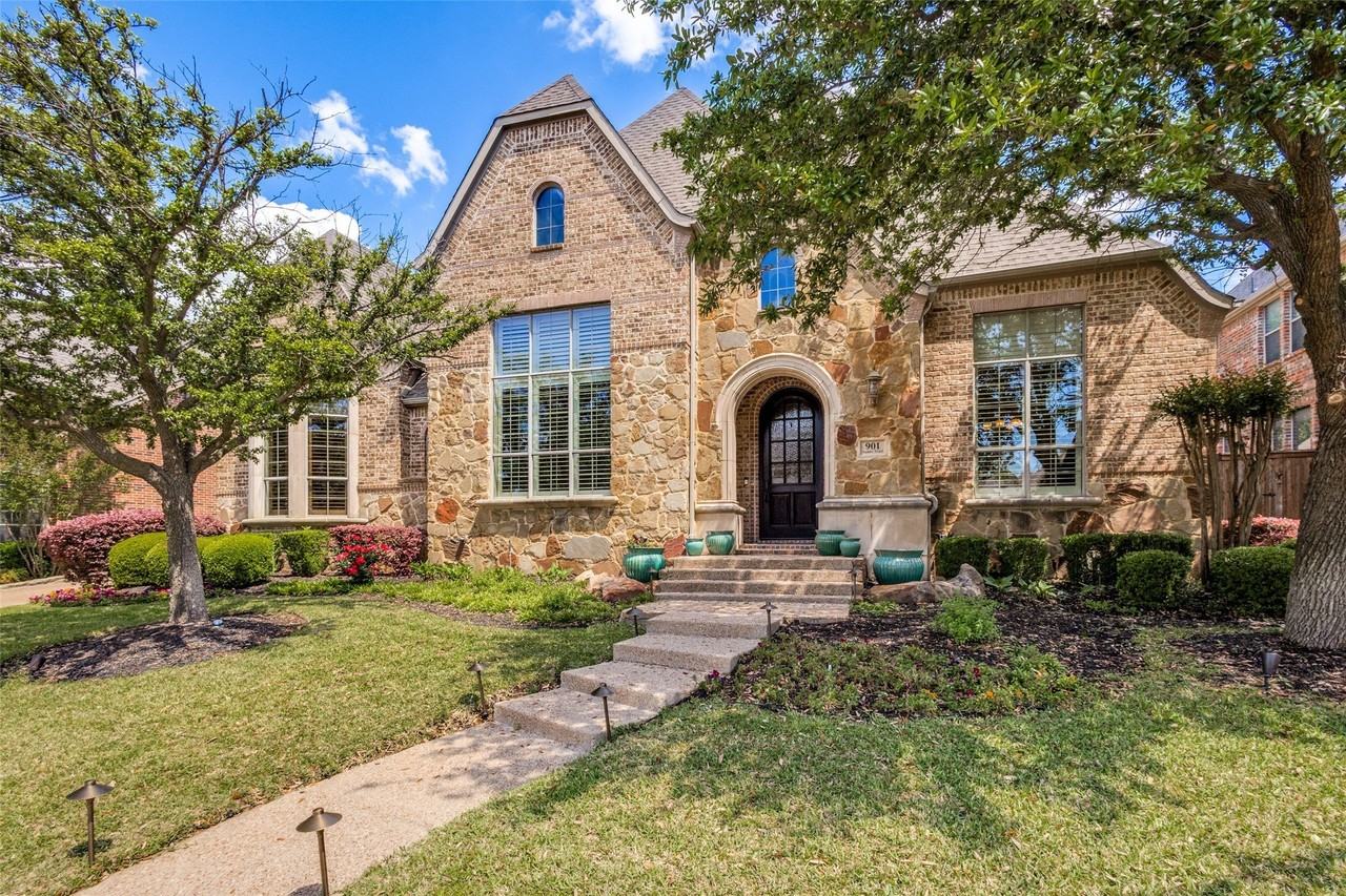 901 Sandy Trl - Photo 2 of 36