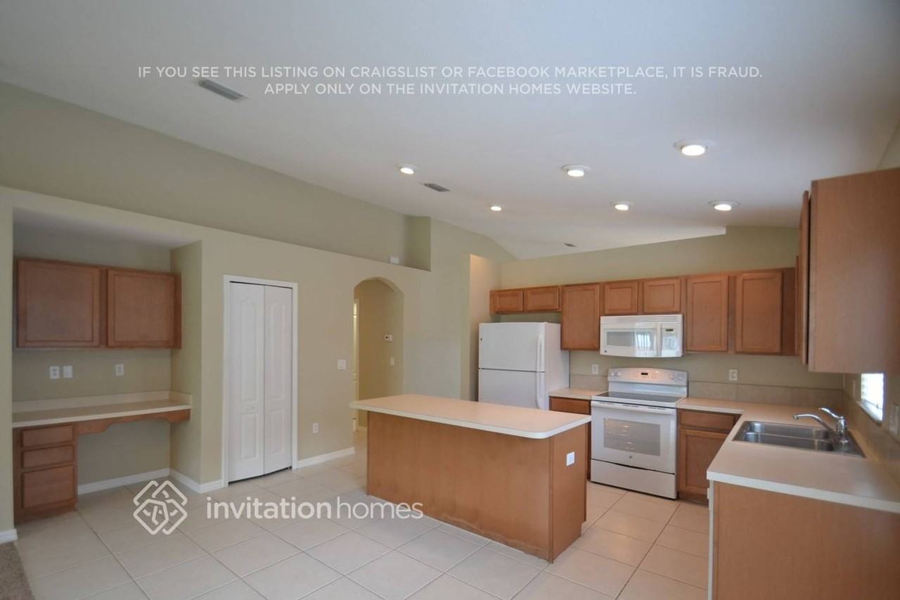 8015 Alamosa Wood Ave - Photo 4 of 12