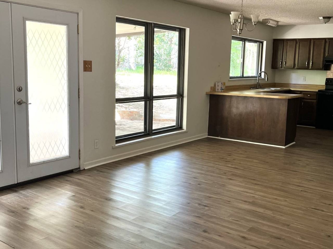 538 Camelot Dr - Photo 4 of 10