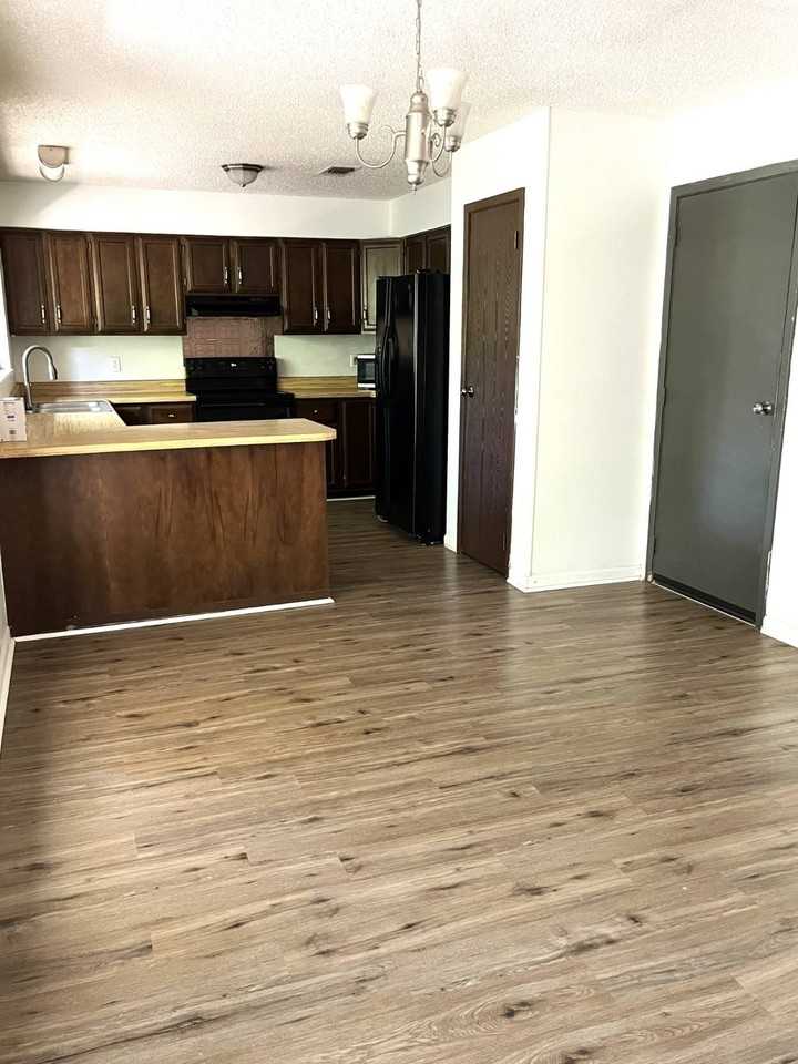 538 Camelot Dr - Photo 5 of 10