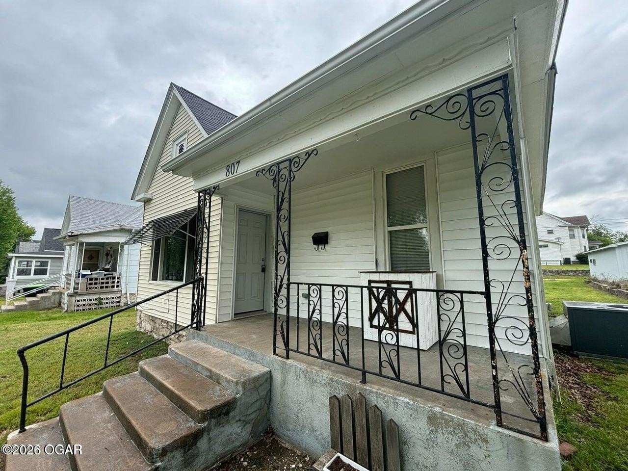 807 W 2nd St - Photo 2 of 19