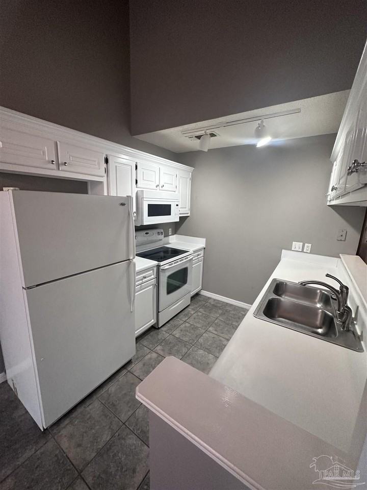 3180 Birdseye Cir - Photo 7 of 28