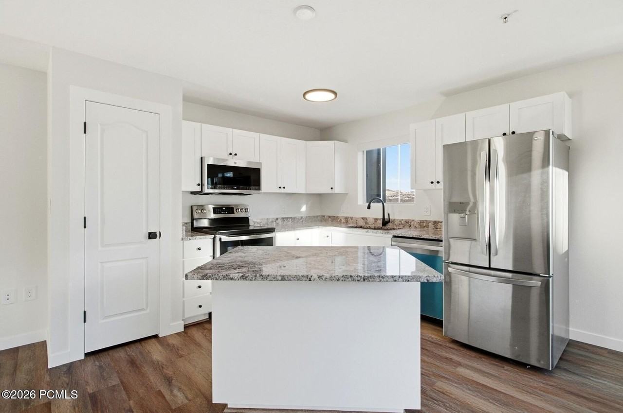 1716 W Fox Bay Dr #H204 - Photo 7 of 35