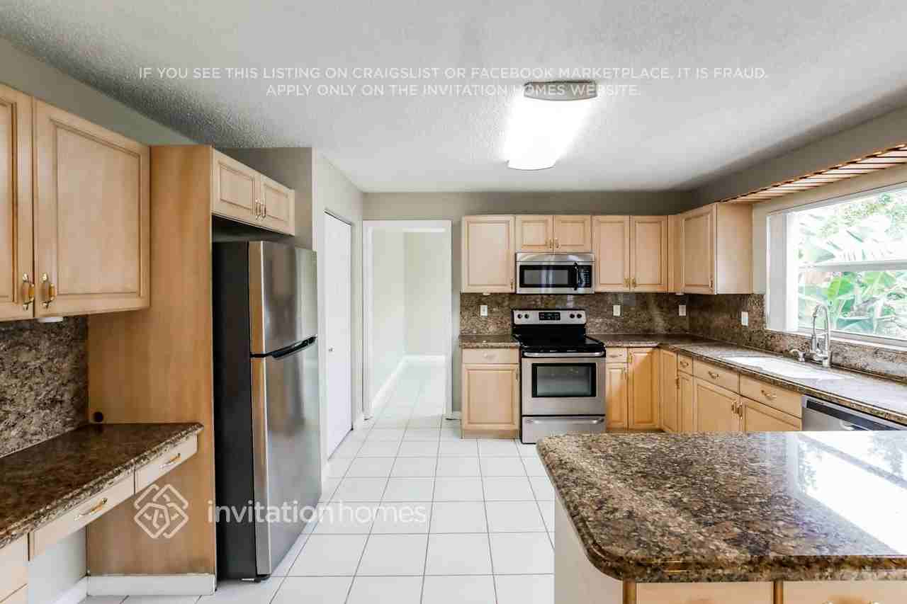 9130 Nw 44th Ct - Photo 6 of 18