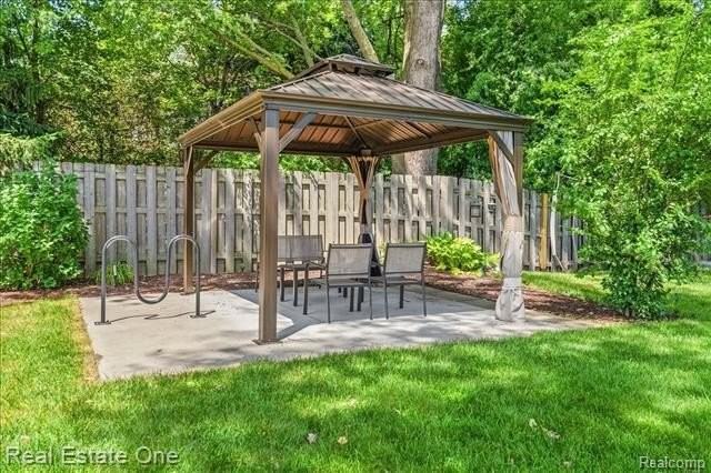 306 Roe St - Photo 7 of 28