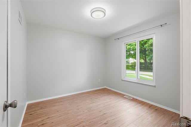 1880 Welling Dr - Photo 5 of 40