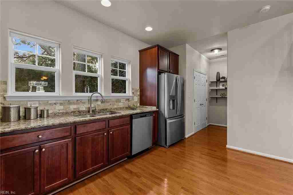9518R 3rd Bay St #112 - Photo 3 of 42