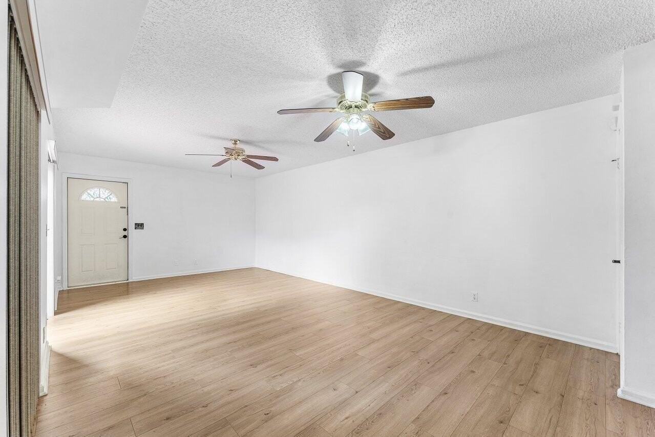 6115 Seven Springs Blvd - Photo 4 of 29
