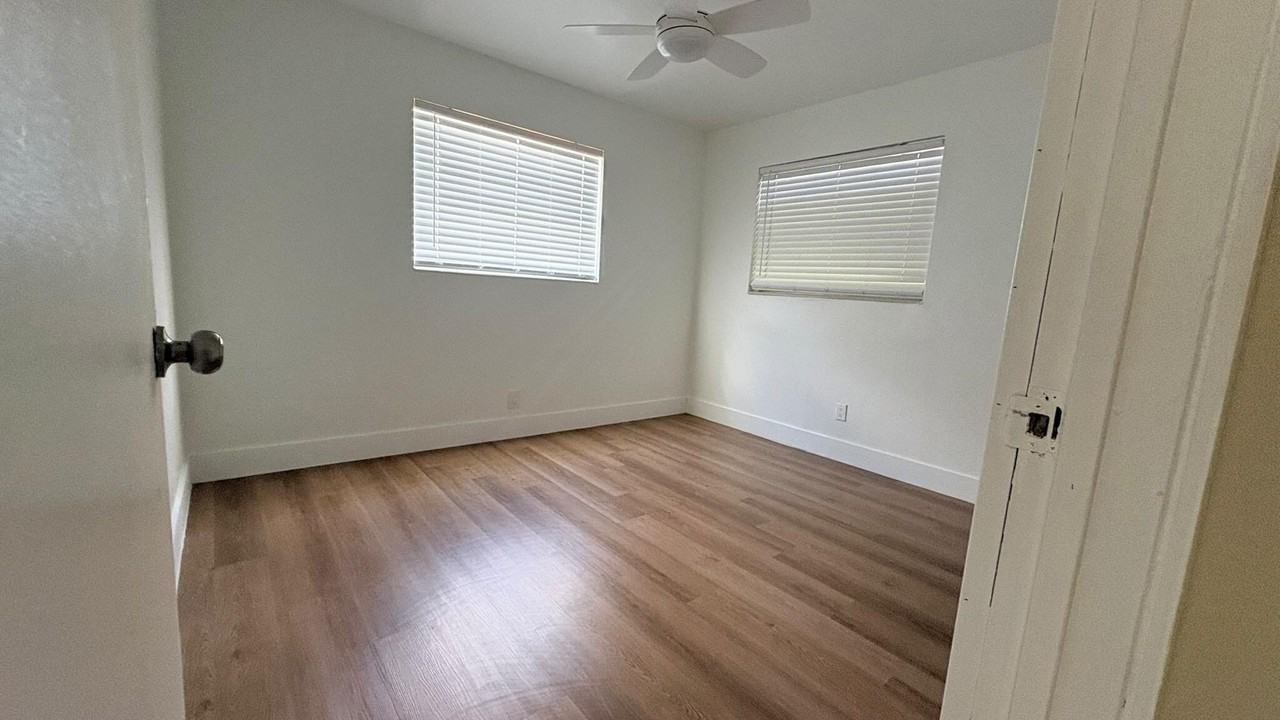 3740 Nw 9th St - Photo 4 of 9