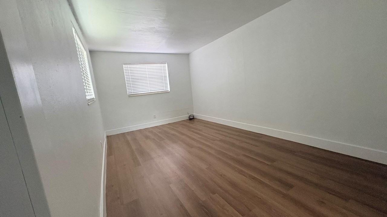 3740 Nw 9th St - Photo 5 of 9