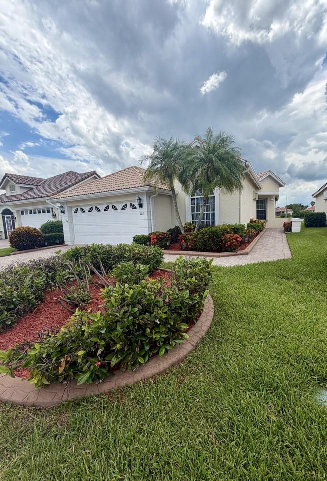 702 Sw Aruba Bay - Photo 2 of 25