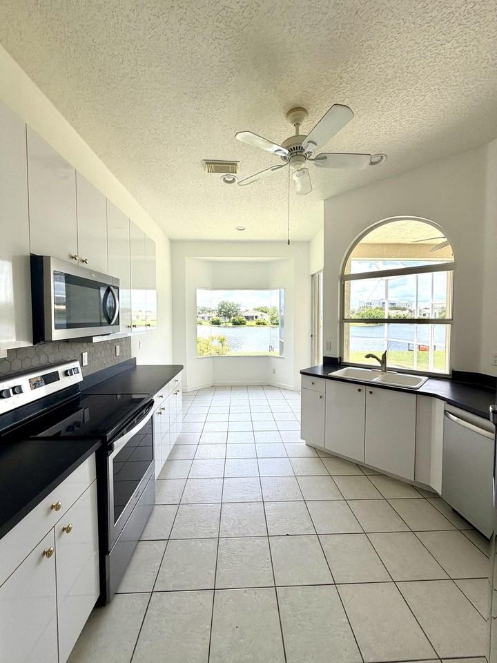 702 Sw Aruba Bay - Photo 7 of 25
