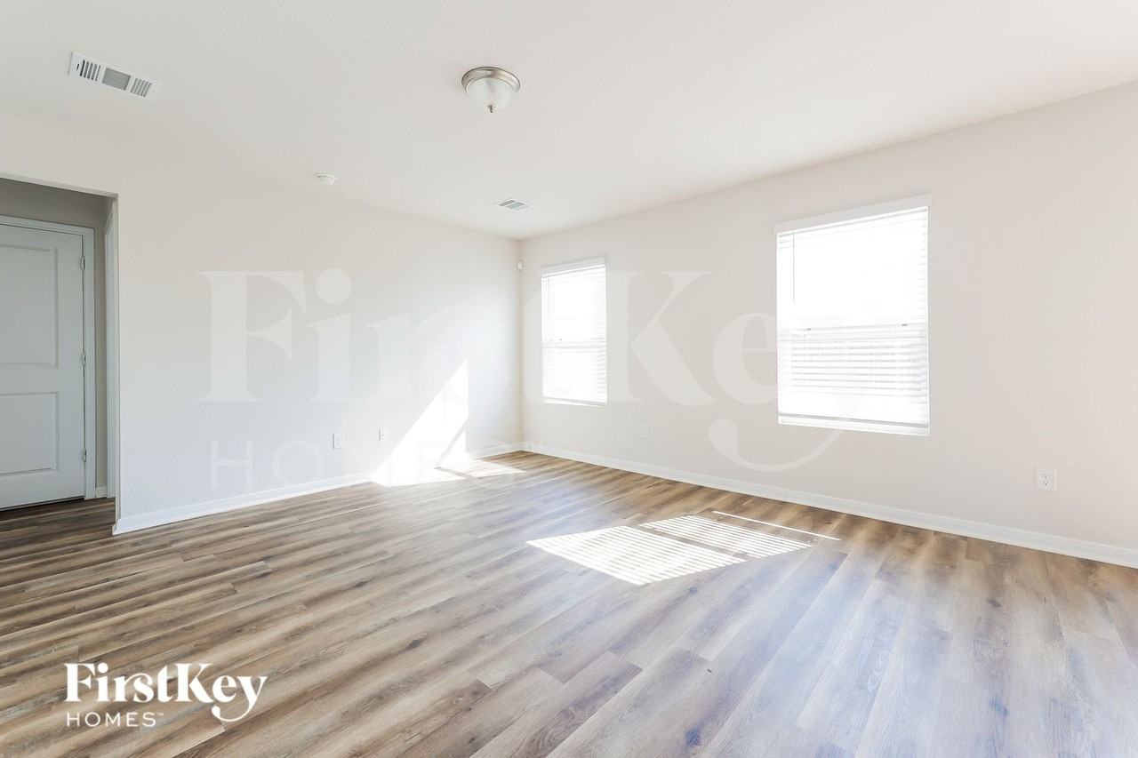 2104 Cedar Bend Dr - Photo 2 of 19