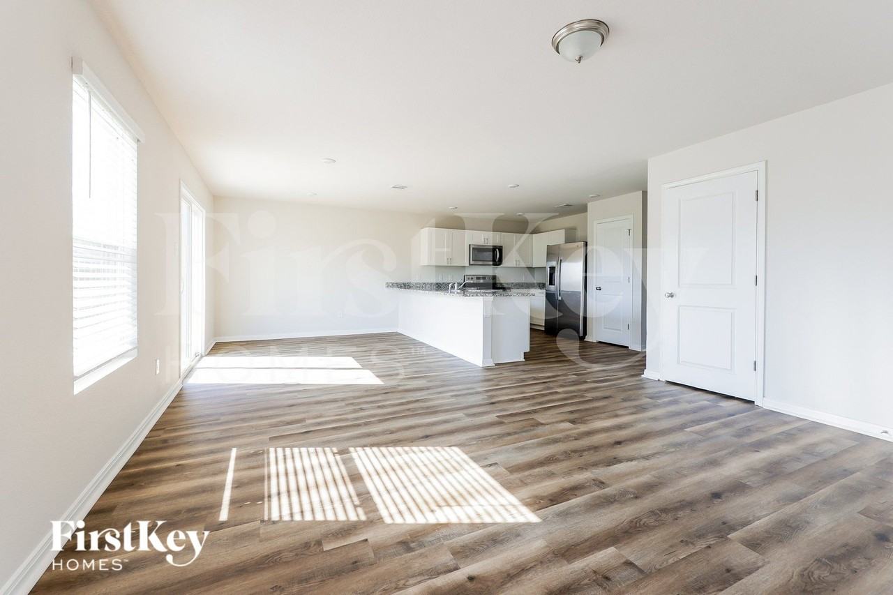 2104 Cedar Bend Dr - Photo 4 of 19