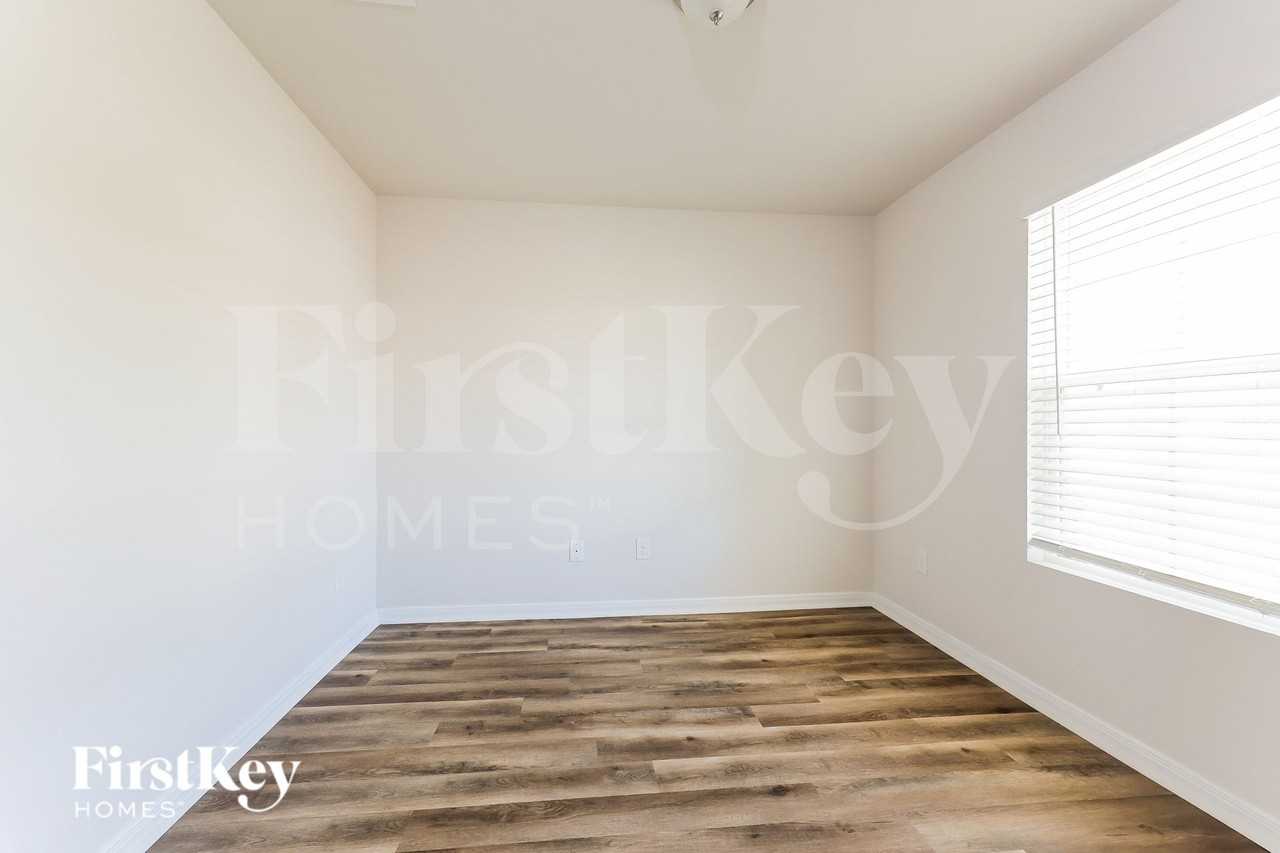 2104 Cedar Bend Dr - Photo 5 of 19