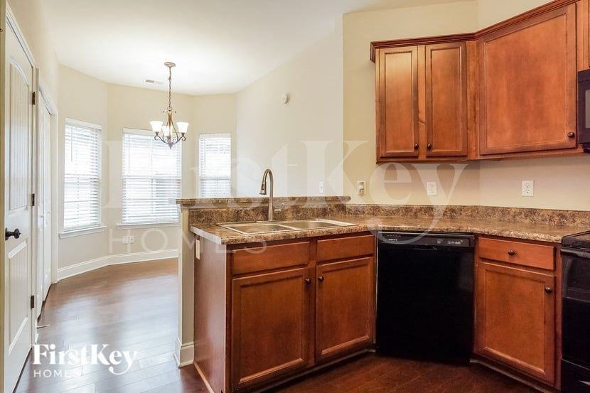 1012 Pilgrim Ln - Photo 6 of 15