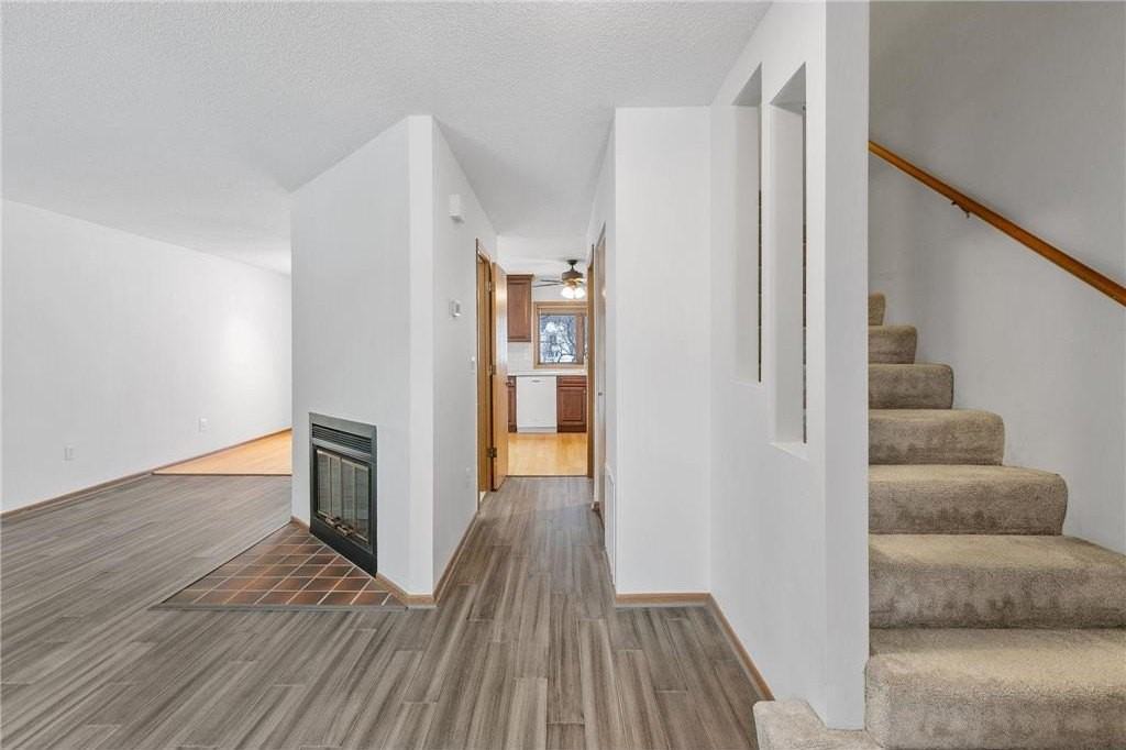 232 3rd Ave Ne - Photo 5 of 36