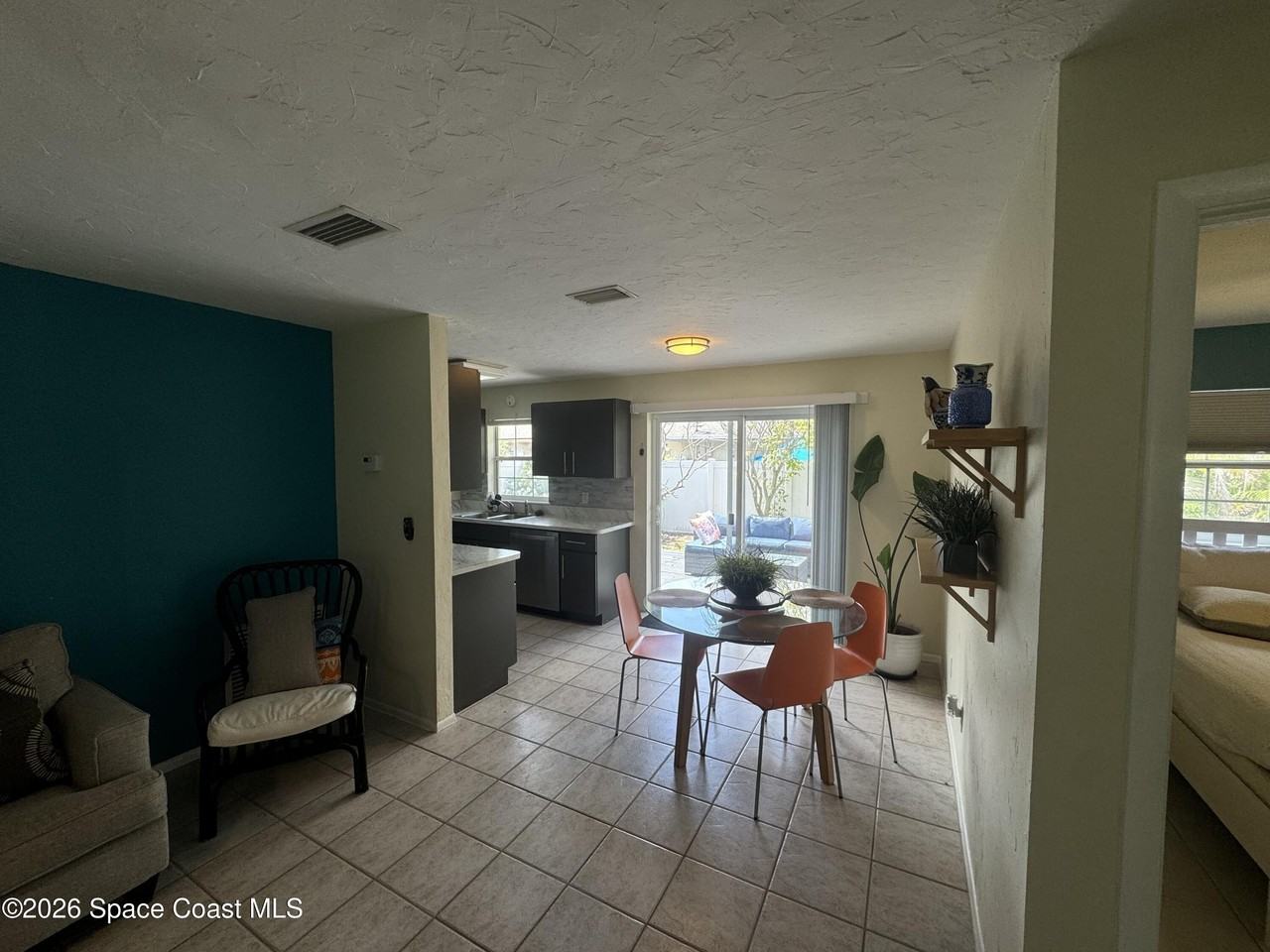 121 Franklyn Ave - Photo 5 of 19