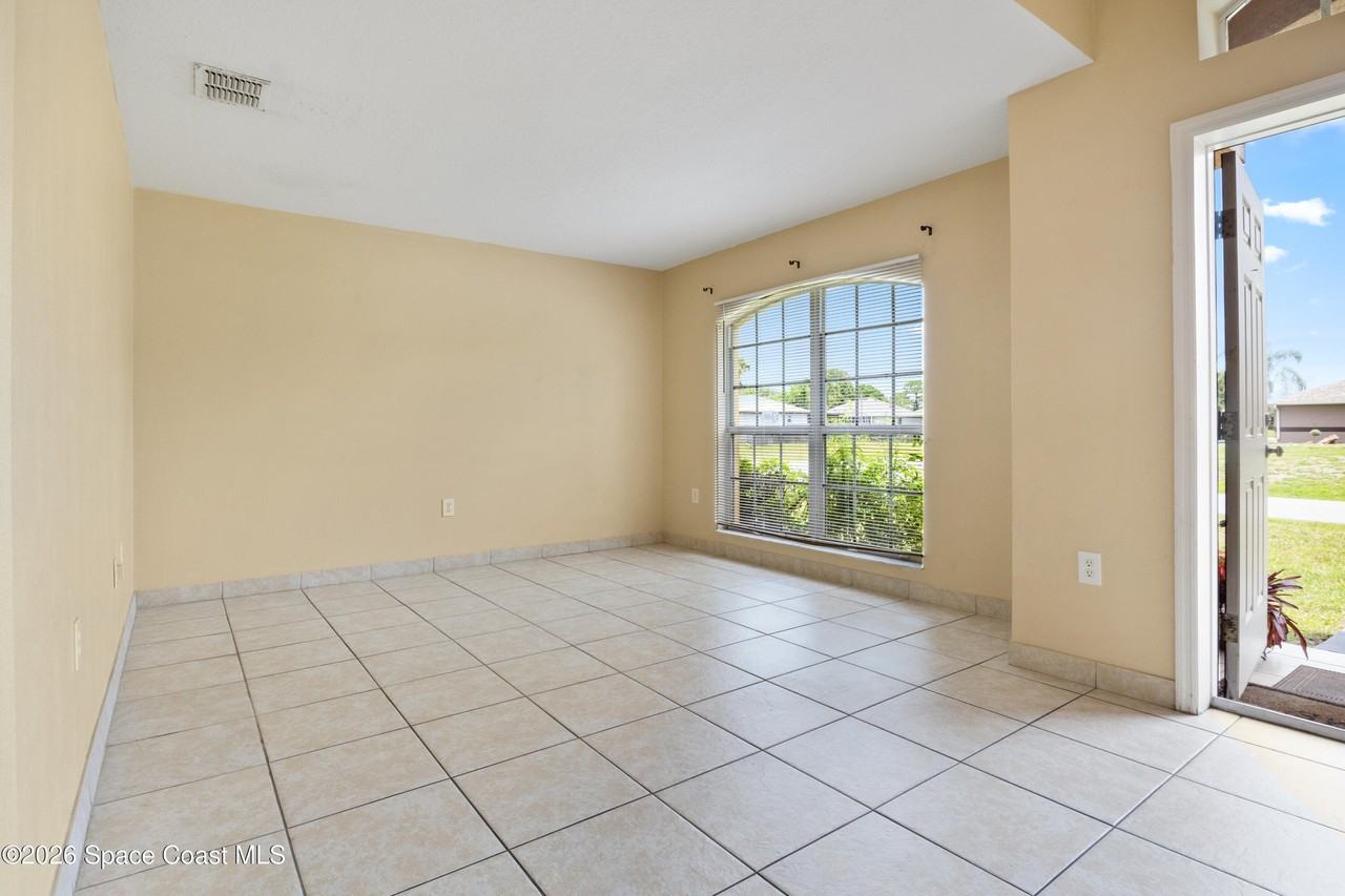 1406 Martinez St Se - Photo 4 of 22