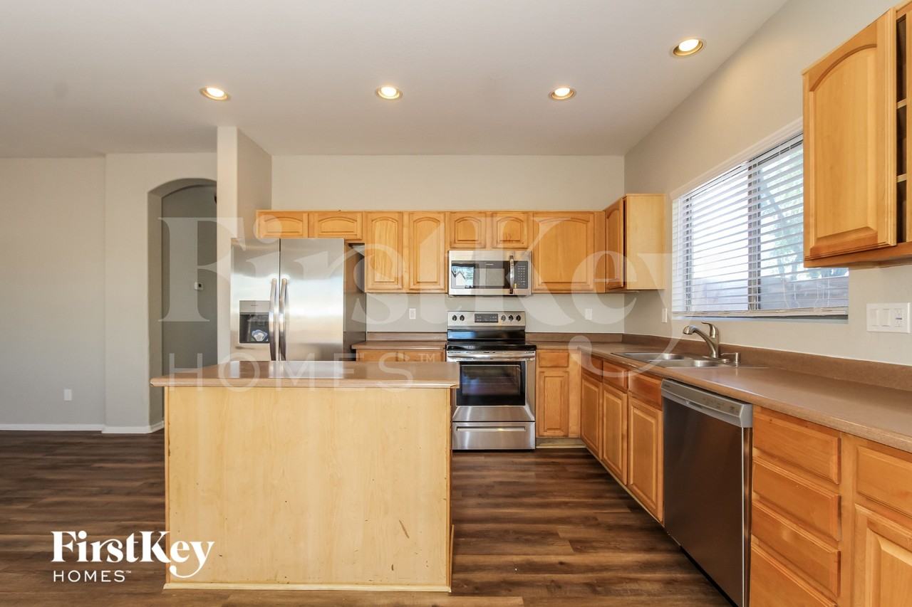 6724 S 49th Dr - Photo 3 of 15