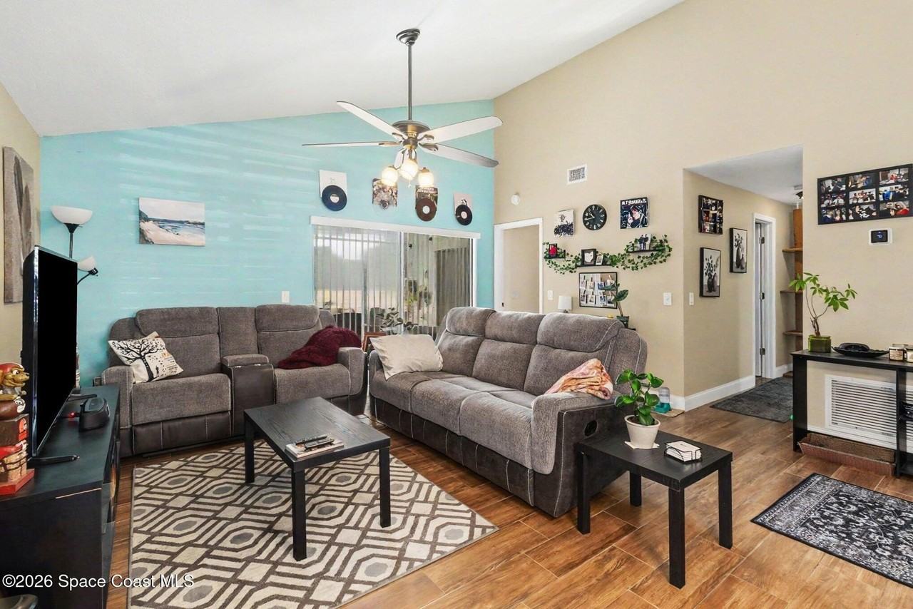 1611 Clover Cir - Photo 3 of 17