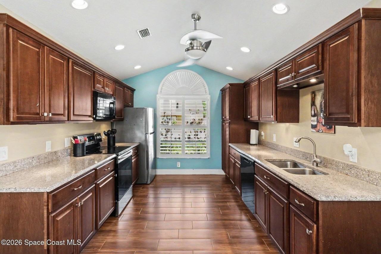 1611 Clover Cir - Photo 4 of 17