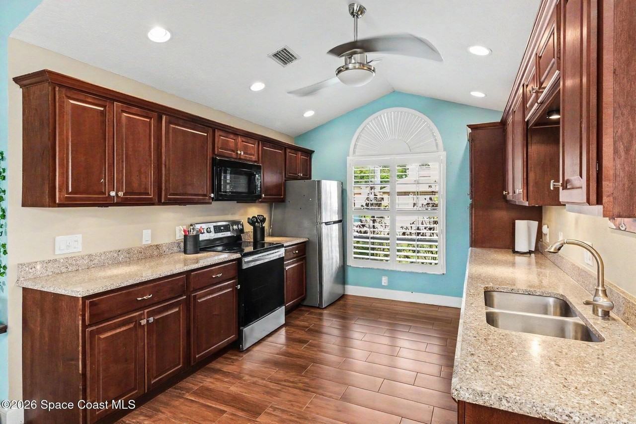 1611 Clover Cir - Photo 5 of 17