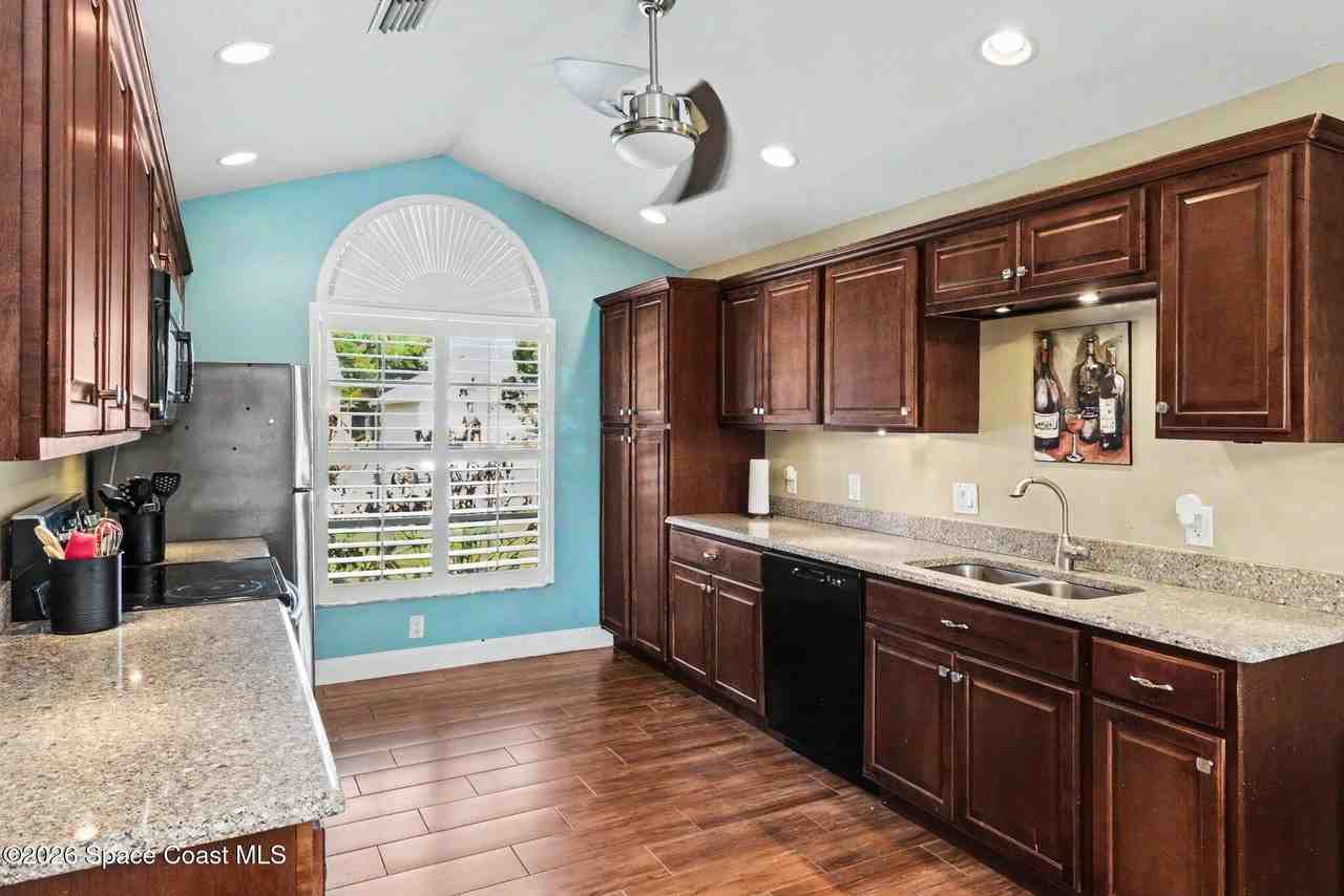 1611 Clover Cir - Photo 6 of 17