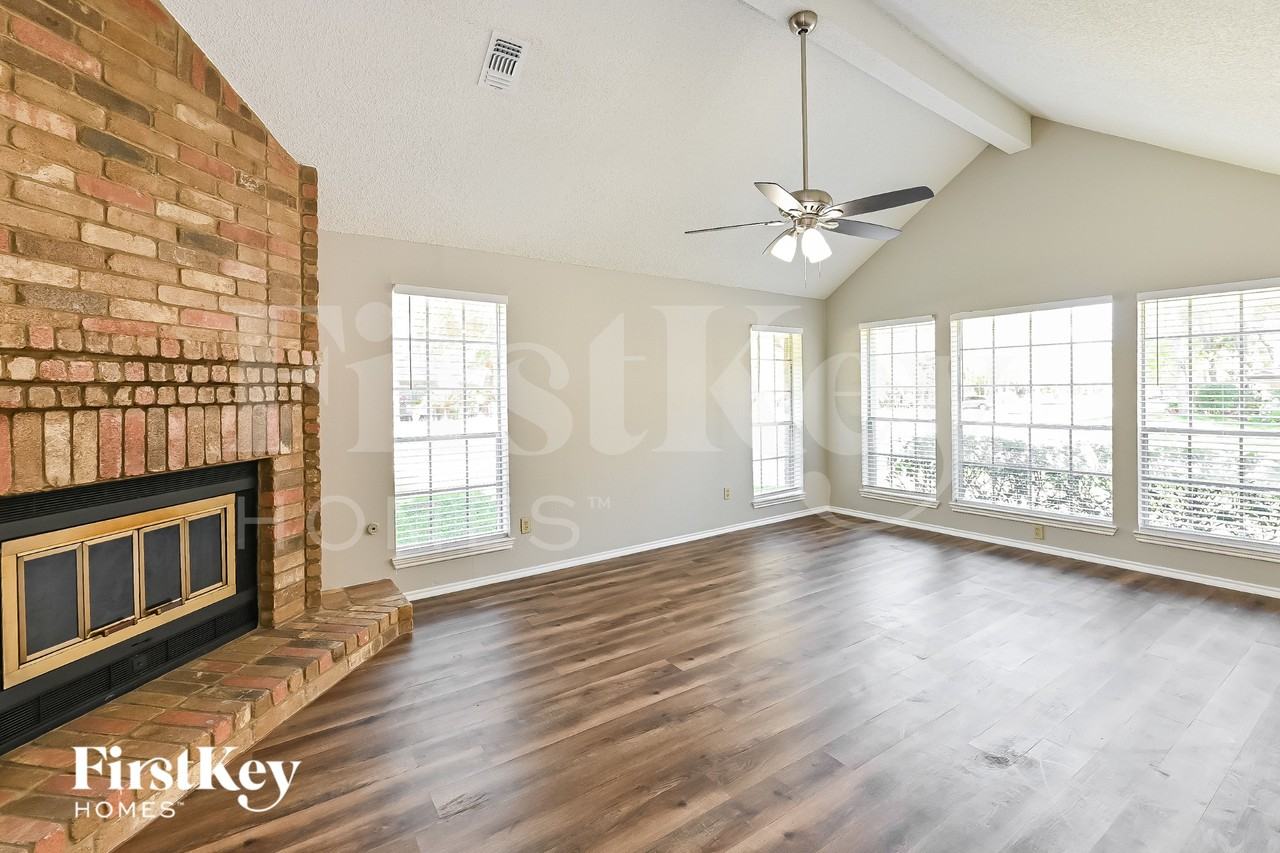 70 Timberspire Ln - Photo 2 of 15