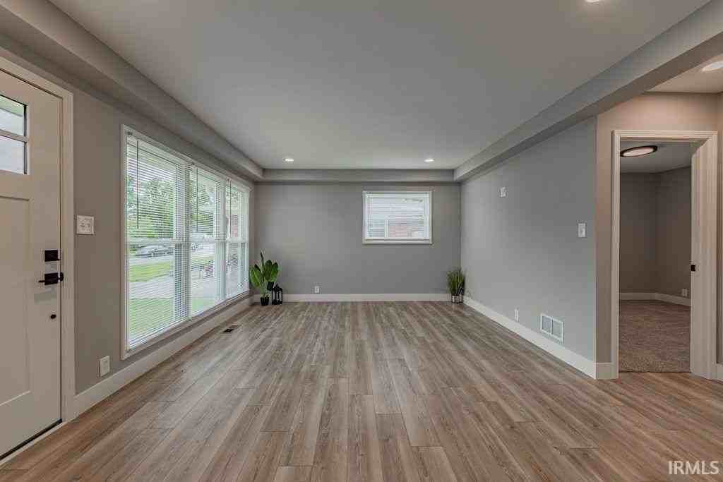 2054 Conlin Ave - Photo 5 of 29