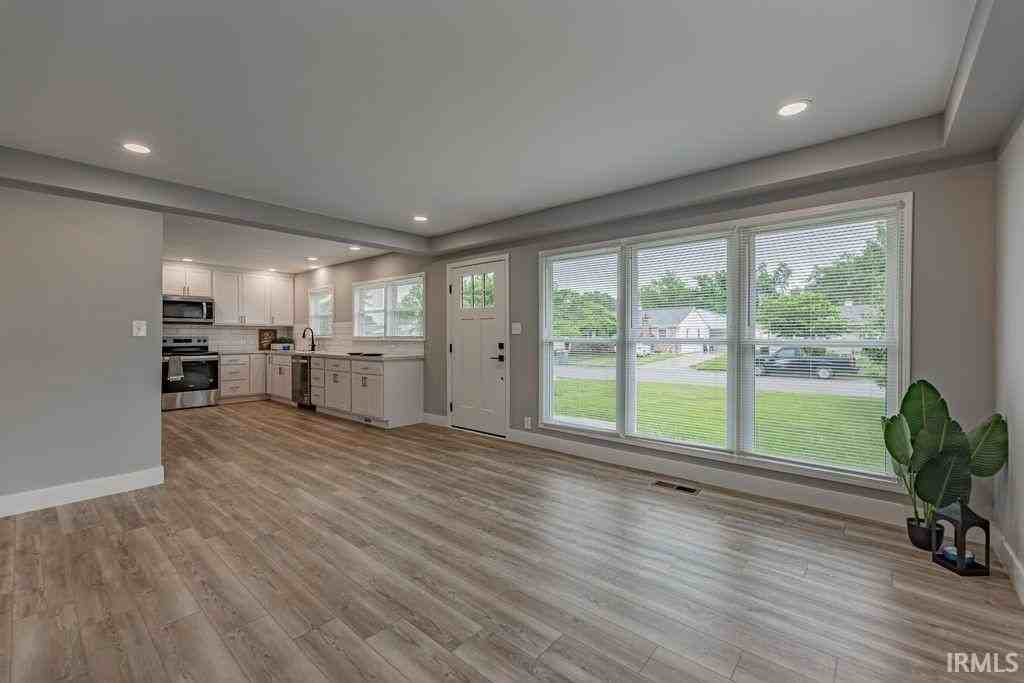 2054 Conlin Ave - Photo 7 of 29
