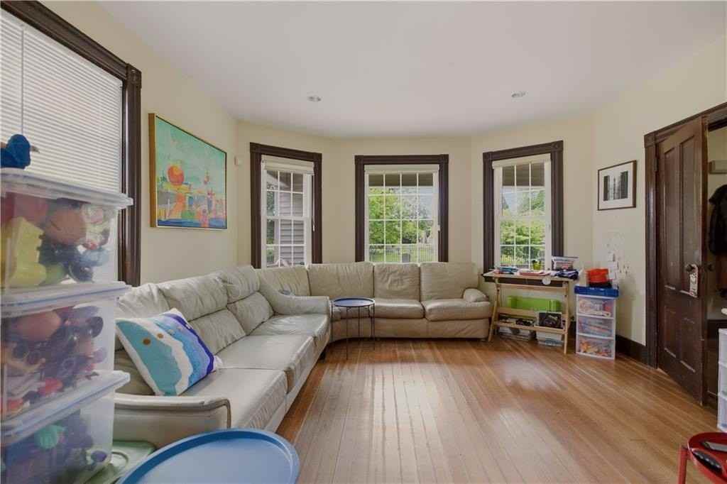 82 Van Zandt Ave - Photo 3 of 25