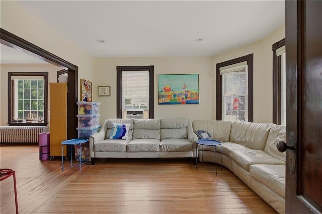 82 Van Zandt Ave - Photo 4 of 25
