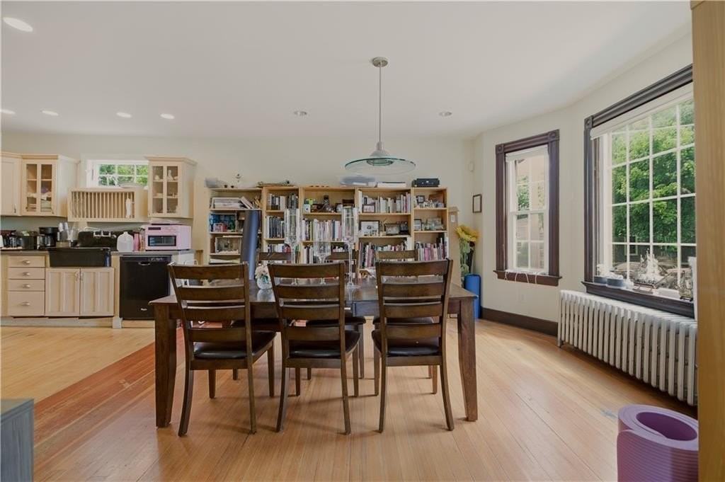 82 Van Zandt Ave - Photo 5 of 25