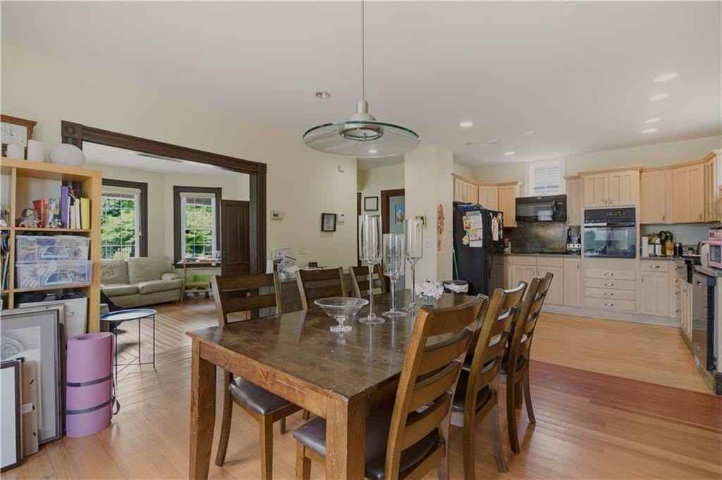 82 Van Zandt Ave - Photo 7 of 25